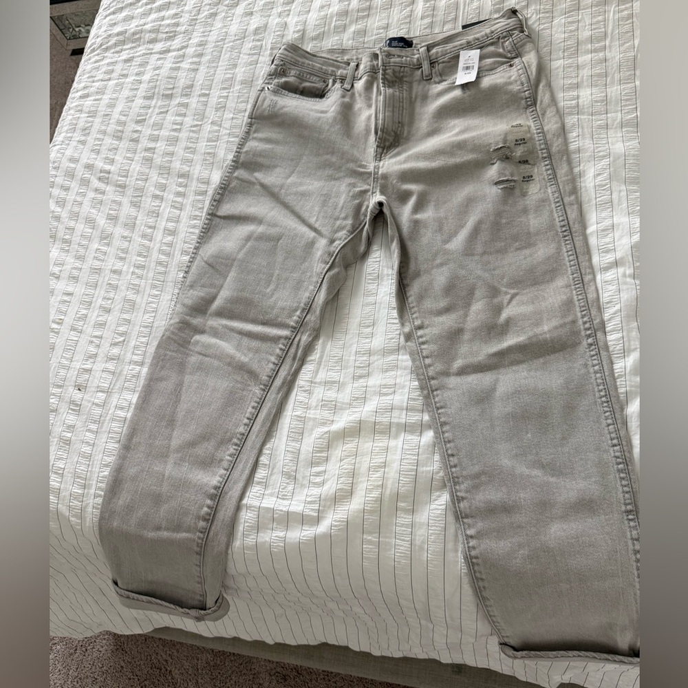 Women's Distressed Skinny Jeans in Light Gray